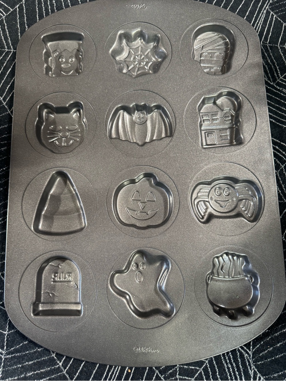 Wilton Nonstick Halloween Mini Cakelet Pan - Black